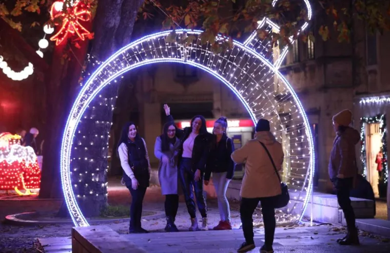 Fascinantne slike adventskog ugođaja u Splitu i Zadru: Sve odi&scaron;e toplom atmosferom