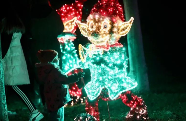 Fascinantne slike adventskog ugođaja u Splitu i Zadru: Sve odi&scaron;e toplom atmosferom