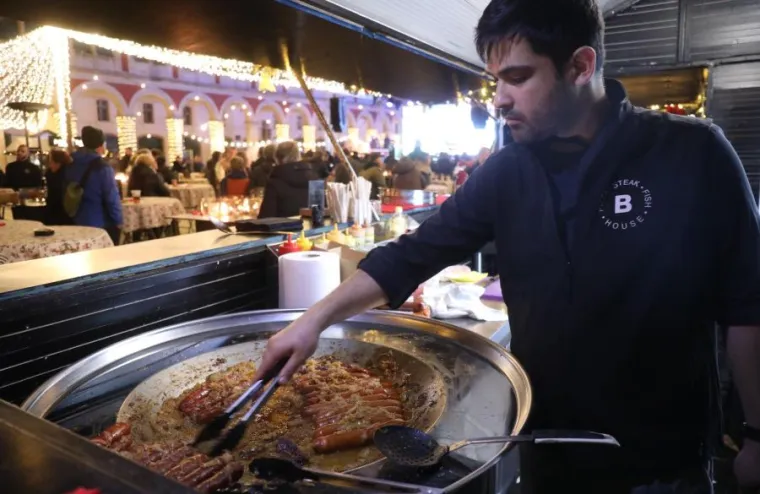 Fascinantne slike adventskog ugođaja u Splitu i Zadru: Sve odi&scaron;e toplom atmosferom