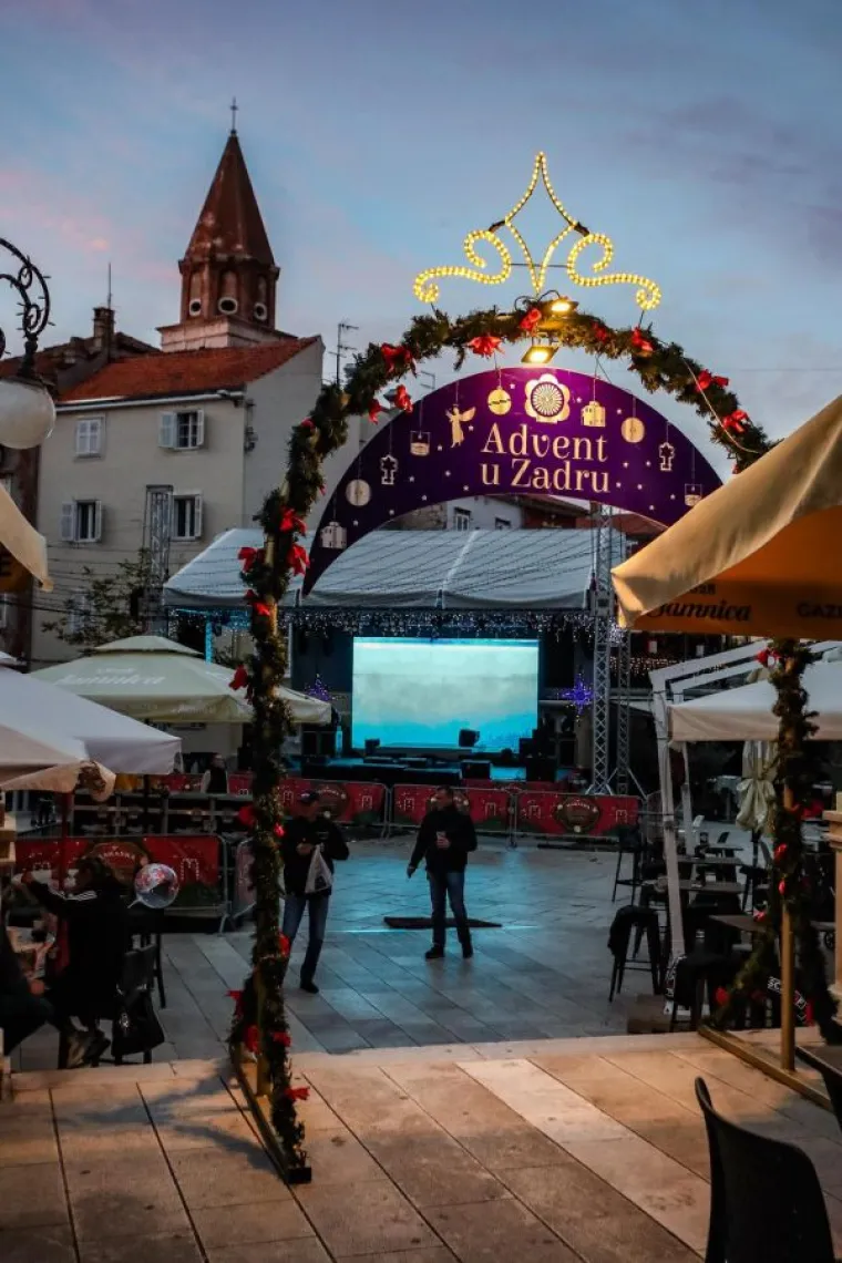 Fascinantne slike adventskog ugođaja u Splitu i Zadru: Sve odi&scaron;e toplom atmosferom