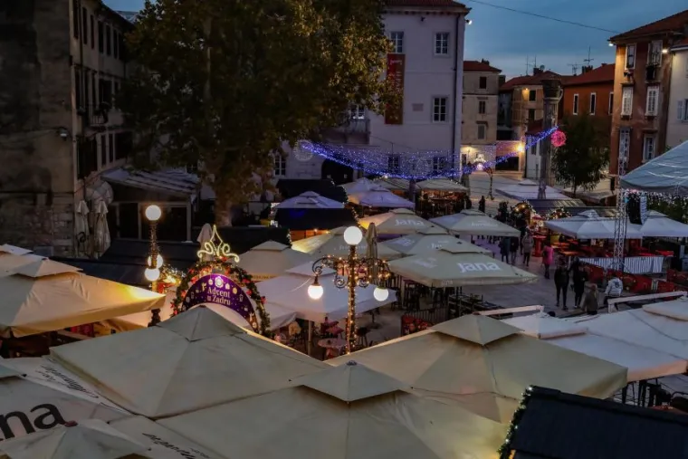 Fascinantne slike adventskog ugođaja u Splitu i Zadru: Sve odi&scaron;e toplom atmosferom
