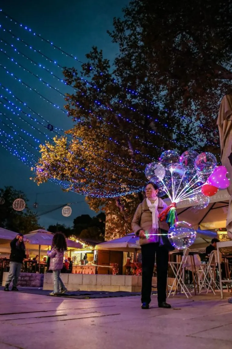Fascinantne slike adventskog ugođaja u Splitu i Zadru: Sve odi&scaron;e toplom atmosferom