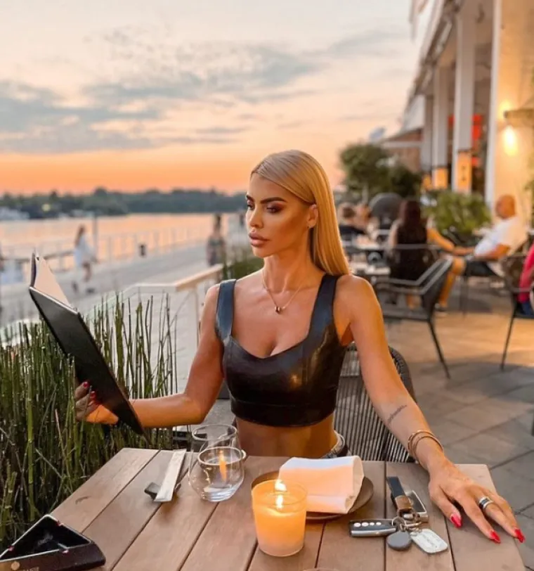 Snežana je supruga vratara kanadske nogometne reprezentacije te srpskog nogometnog kluba Crvene zvezde Milana Borjana.