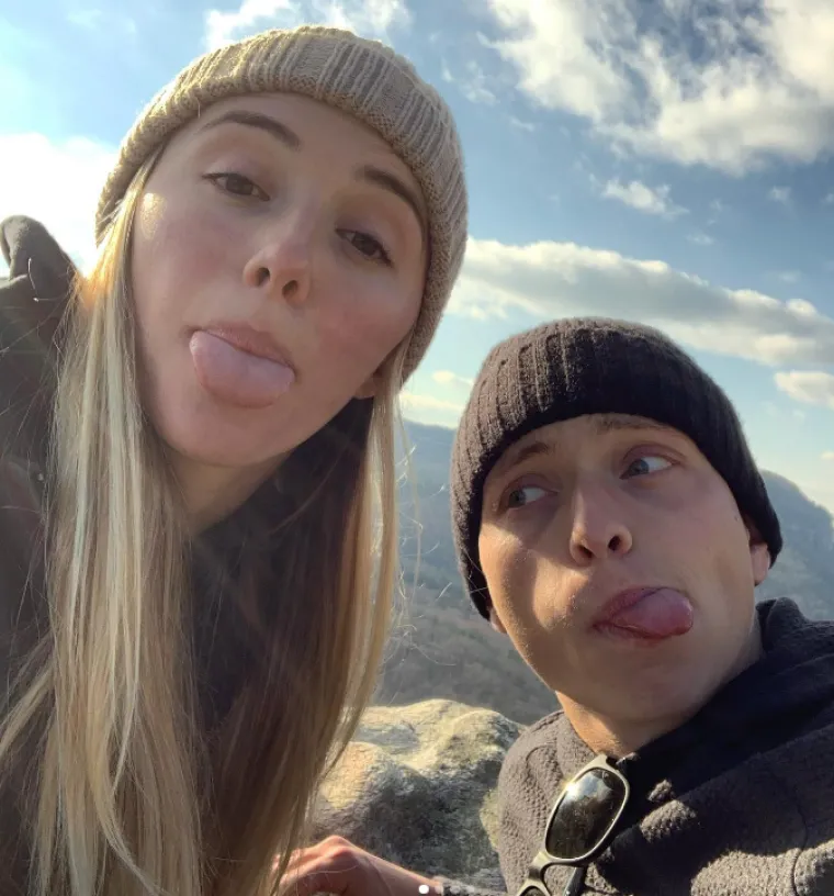 Alistair Johnston, 24-godišnji branič kanadske reprezentacije u vezi je sa sportašicom Peyton Pesavento. 