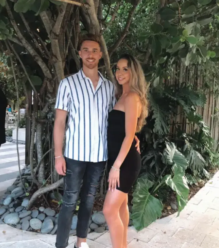 Joel Waterman, 26-godišnji branič, u vezi je s nogometašicom Carli Grosso, koja je pomogla kanadskom timu da osvoji zlatnu nogometnu medalju na Olimpijskim igrama u Tokiju 2020. Carli je diplomirala kineziologiju, a na studiju je proglašena jednom od najboljih nogometnih zvijezda.