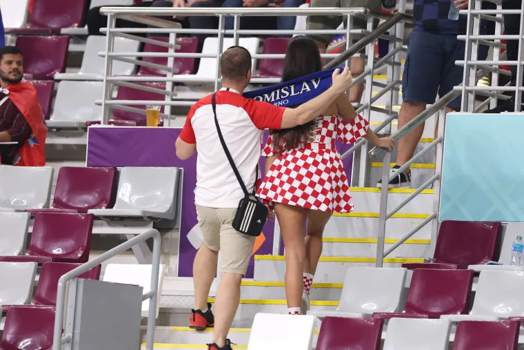 Ludilo prije početka utakmice! Posebnu pažnju privukla jedna navijačica: Pogledajte atmosferu