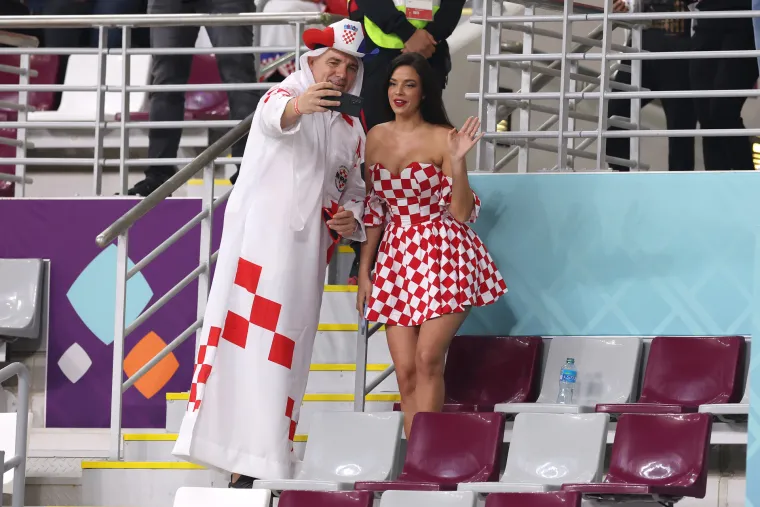 Ludilo prije početka utakmice! Posebnu pažnju privukla jedna navijačica: Pogledajte atmosferu