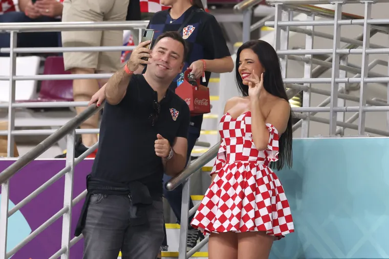 Ludilo prije početka utakmice! Posebnu pažnju privukla jedna navijačica: Pogledajte atmosferu