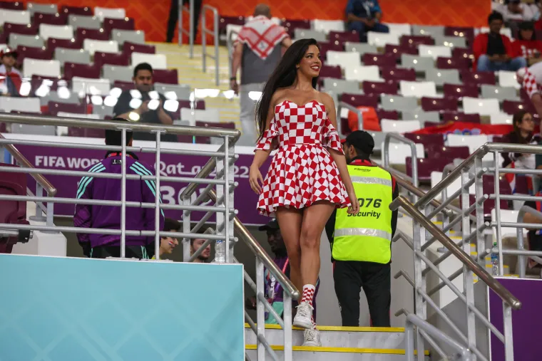 Ludilo prije početka utakmice! Posebnu pažnju privukla jedna navijačica: Pogledajte atmosferu