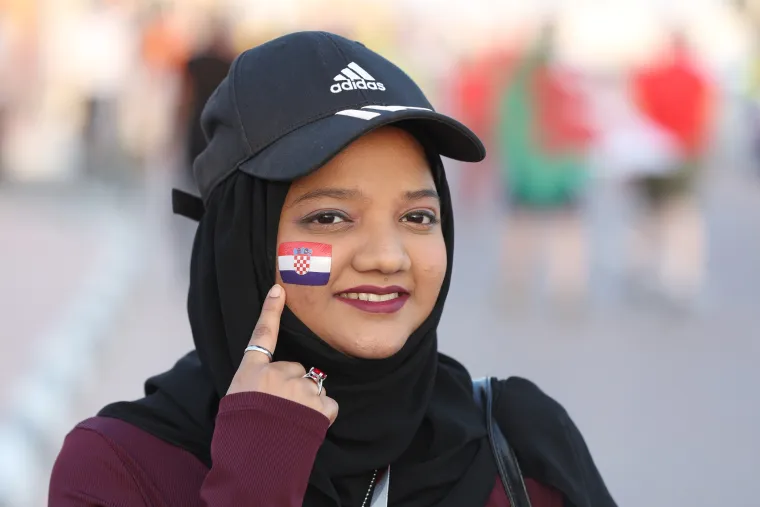 Ludilo prije početka utakmice! Posebnu pažnju privukla jedna navijačica: Pogledajte atmosferu