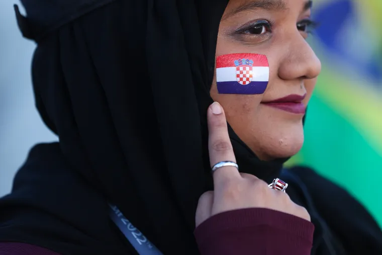 Ludilo prije početka utakmice! Posebnu pažnju privukla jedna navijačica: Pogledajte atmosferu