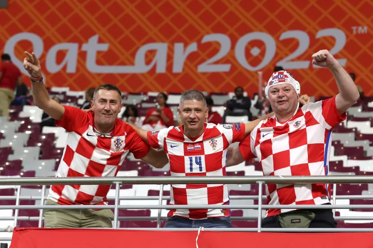 Ludilo prije početka utakmice! Posebnu pažnju privukla jedna navijačica: Pogledajte atmosferu