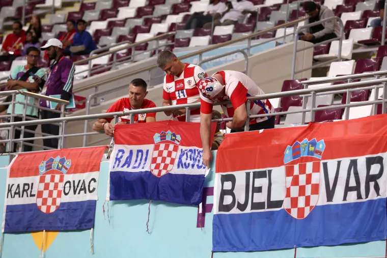 Ludilo prije početka utakmice! Posebnu pažnju privukla jedna navijačica: Pogledajte atmosferu