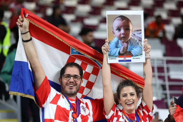 Ludilo prije početka utakmice! Posebnu pažnju privukla jedna navijačica: Pogledajte atmosferu