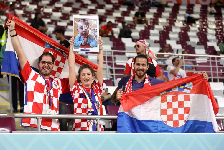 Ludilo prije početka utakmice! Posebnu pažnju privukla jedna navijačica: Pogledajte atmosferu