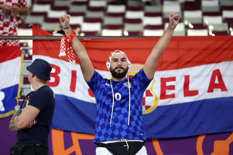 Ludilo prije početka utakmice! Posebnu pažnju privukla jedna navijačica: Pogledajte atmosferu