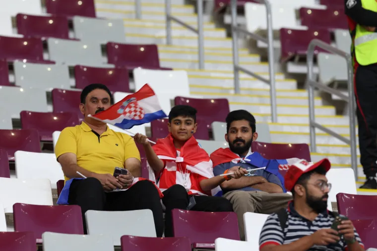 Ludilo prije početka utakmice! Posebnu pažnju privukla jedna navijačica: Pogledajte atmosferu