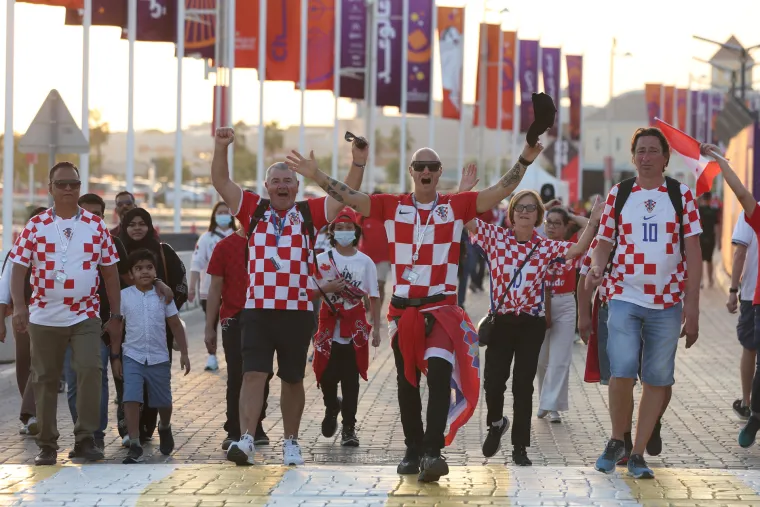 Ludilo prije početka utakmice! Posebnu pažnju privukla jedna navijačica: Pogledajte atmosferu