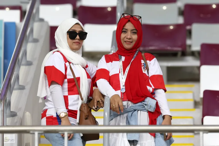 Ludilo prije početka utakmice! Posebnu pažnju privukla jedna navijačica: Pogledajte atmosferu