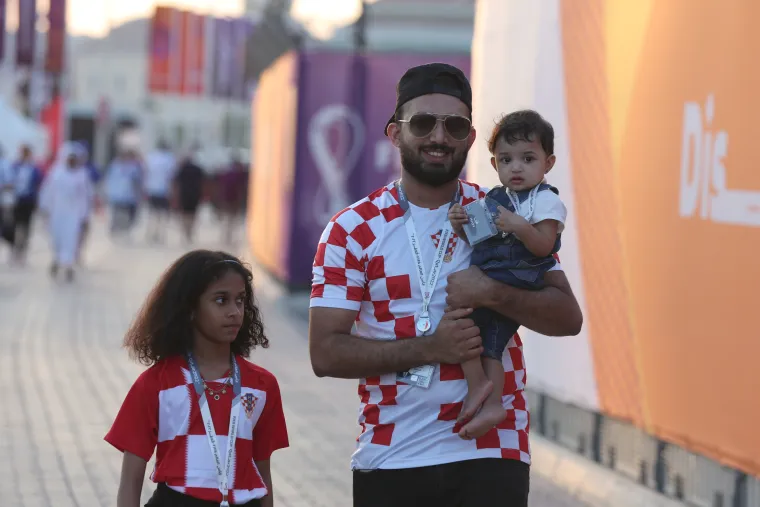 Ludilo prije početka utakmice! Posebnu pažnju privukla jedna navijačica: Pogledajte atmosferu