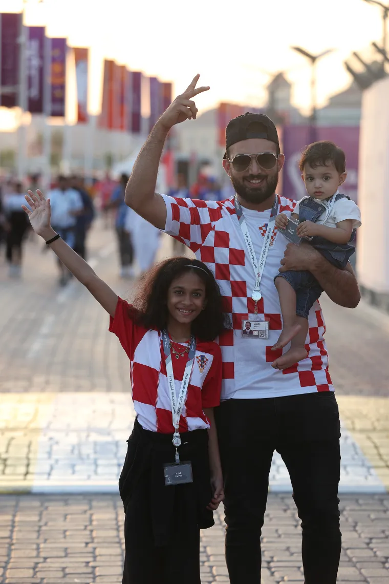 Ludilo prije početka utakmice! Posebnu pažnju privukla jedna navijačica: Pogledajte atmosferu