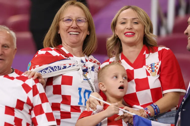 Poznata lica prate utakmicu Hrvatske i Kanade: Stigla obitelj Vatrenog i biv&scaron;a predsjednica