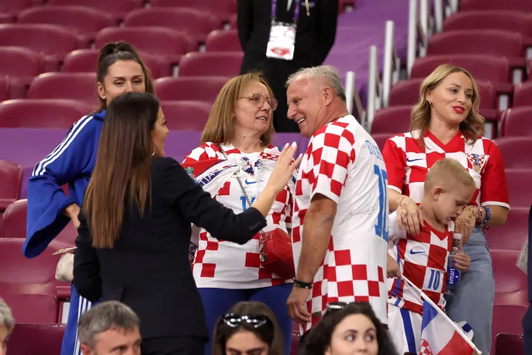 Poznata lica prate utakmicu Hrvatske i Kanade: Stigla obitelj Vatrenog i biv&scaron;a predsjednica