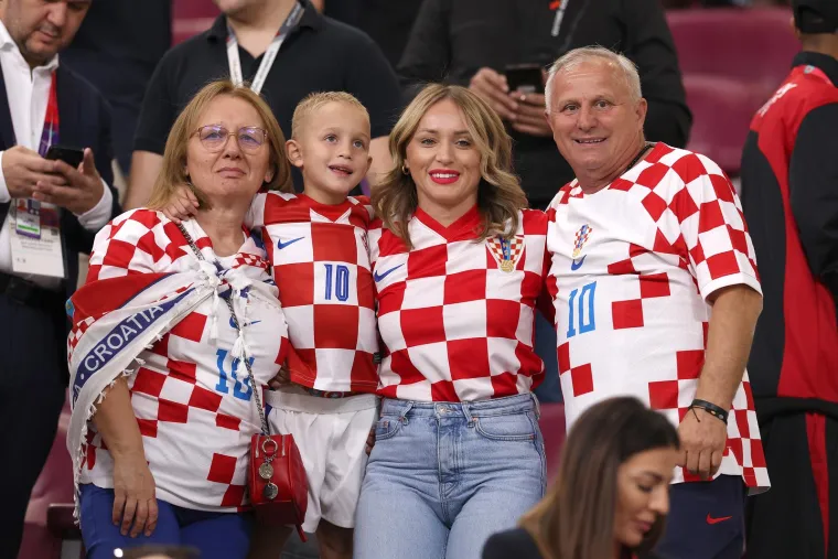 Poznata lica prate utakmicu Hrvatske i Kanade: Stigla obitelj Vatrenog i biv&scaron;a predsjednica