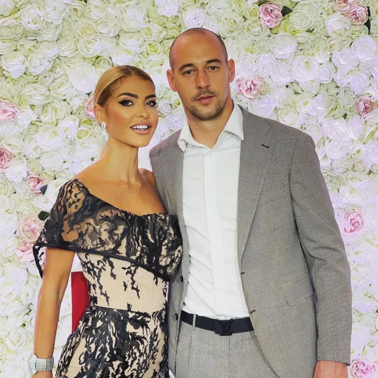 Vaši preci su u Hrvatsku stigli bježeći pred Otomanskim carstvom i našli su dom na hrvatskom tlu, ali, nažalost, nisu prihvatili ovu zemlju kao svoju domovinu već su ovdje željeli stvarati Srbiju. Maligna tvorevina koju spominjete kao mjesto svog rođenja, nikad nije postojala, osim u mokrim snovima velikosrba, a ti isti su razlog za bijeg vaše obitelji iz vaše domovine Hrvatske&quot;, nastavila je Vlatka.