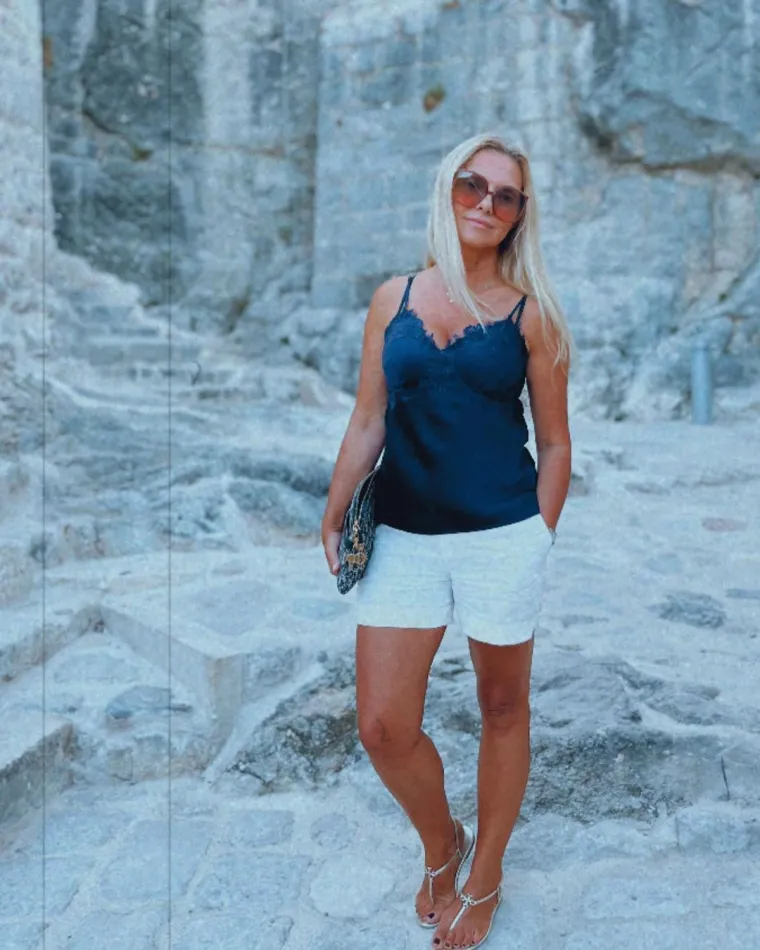 &quot;A prije nego što proglasite druge primitivcima, dobro se pogledajte u ogledalo i razmislite o vlastitom ponašanju&quot;, zaključila je Vlatka koja je nekoliko godina i sama živjela u Kanadi, no ovo se ljeto odlučila vratiti u domovinu i započeti novi život s novim poslovnim angažmanima.