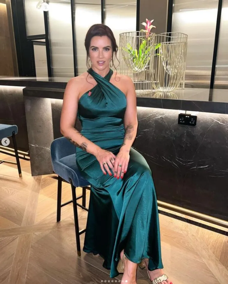 "Odrasta&scaron; s osjećajem da je tvoj život imati partnera i djecu. Obilježe vas kao neuspje&scaron;nu ako to ne shvatite. Osjećate se posramljeno. Jednostavno mislim da sada nema toliko pritiska &ndash; moji baka i djed vjenčali su se u kasnim tinejdžerskim godinama/ranim dvadesetima, moji roditelji u srednjim dvadesetima, ali stvari su sada drugačije. Ne treba vam mu&scaron;karac &ndash; žene mogu kupiti kuću ili iznajmiti, a mogu i glasati. Biti u vezi je prekrasna stvar, ali postoje i situacije u kojima ljudi mogu biti u vezi, a to ne znači da su sretni", ispričala je Claira.