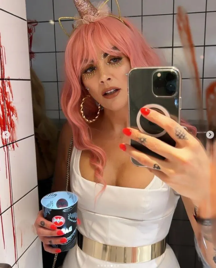 Claira je rekla da dru&scaron;tveni mediji prikazuju samo idealan život koji je u realnosti daleko od toga. "Možete skrolati po Instagramu i vidjeti puno savr&scaron;enih odnosa, a zbog toga se možete osjećati kao da to propu&scaron;tate. Ali morate shvatiti da je to samo jedna strana priče. Na dru&scaron;tvenim mrežama nećete vidjeti svađe ili osobine ličnosti koje uzrokuju napetost u vezi."