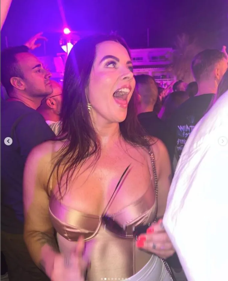 "Sama sam oti&scaron;la u kino i večeru ovaj tjedan. Sama sam oti&scaron;la u Meksiko pro&scaron;le godine. Putujem sama od svoje 32. godine. Moja mama i sestra umrle su od raka dojke i to me stavlja u malo drugačiji položaj. Želim živjeti svoj život punim plućima i radim na tome. Stvarno sam sretna i vjerujem da će&scaron;, ako odi&scaron;e&scaron; srećom i pozitivom, privući pravu osobu", kazala je Claira te je dodala da je sasvim u redu biti singl i za to nikada ne treba kriviti sebe. "S vama je sve u redu", istaknula je.