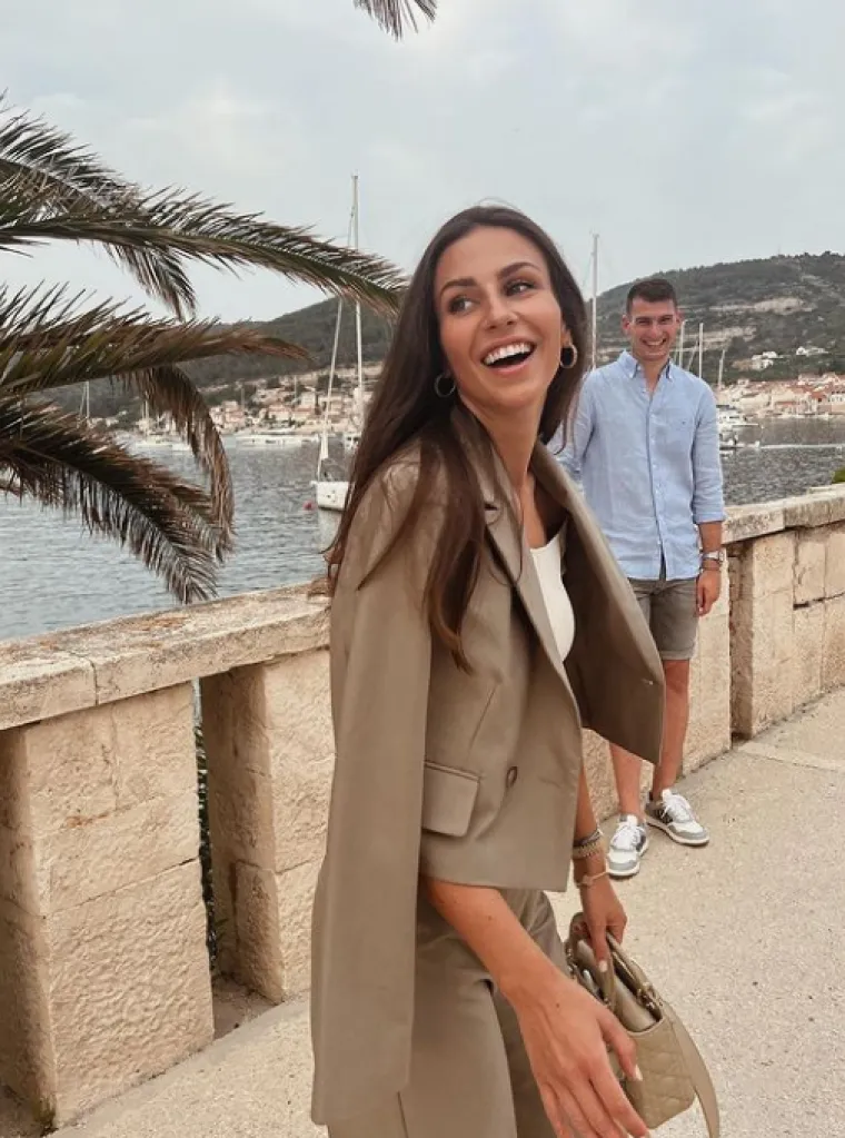 Lijepa Zagrepčanka Helena Matić, supruga vratara hrvatske nogometne reprezentacij, Dominika Livakovića diplomirala je na Tekstilno-tehnološkom fakultetu u Zagrebu, a prije toga se godinama bavila umjetničkim klizanjem. 
