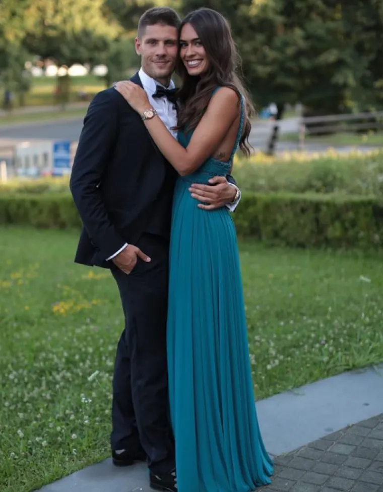 Mia Ćurković, supruga Andreja Kramarića, doktorica je veterine. Zajedno su od 2017. godine, a Mia se prošle godine preselila k Andreju u Heidelberg nakon što je diplomirala u Zagrebu.

