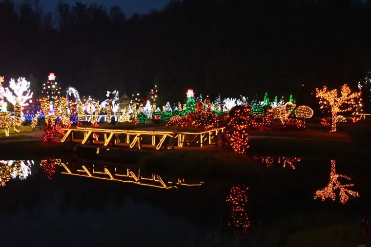 Otvoren Advent obitelji Salaj. Milijunima lampica osvijetljeni vilenjaci, snjegovići, sobovi...