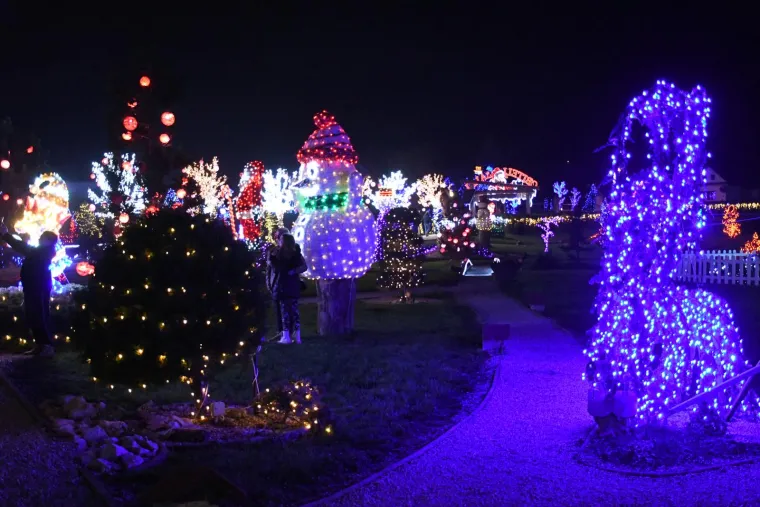 Otvoren Advent obitelji Salaj. Milijunima lampica osvijetljeni vilenjaci, snjegovići, sobovi...