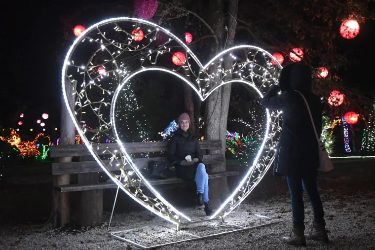 Otvoren Advent obitelji Salaj. Milijunima lampica osvijetljeni vilenjaci, snjegovići, sobovi...
