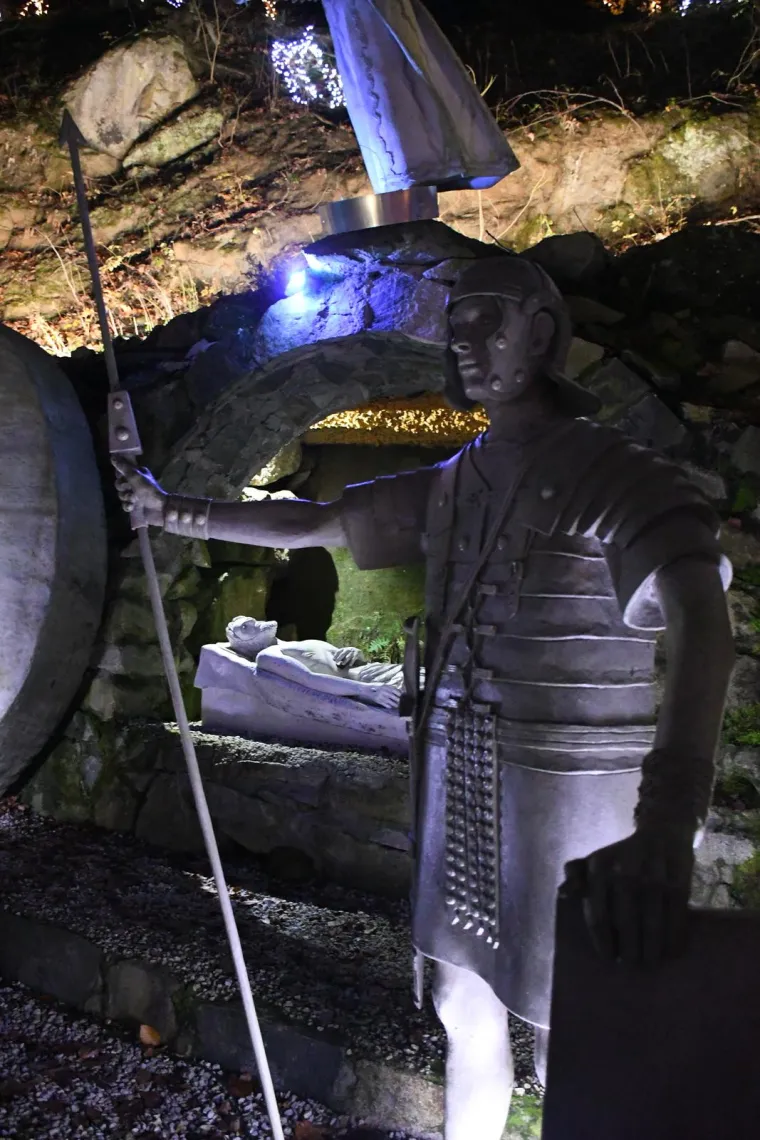 Otvoren Advent obitelji Salaj. Milijunima lampica osvijetljeni vilenjaci, snjegovići, sobovi...