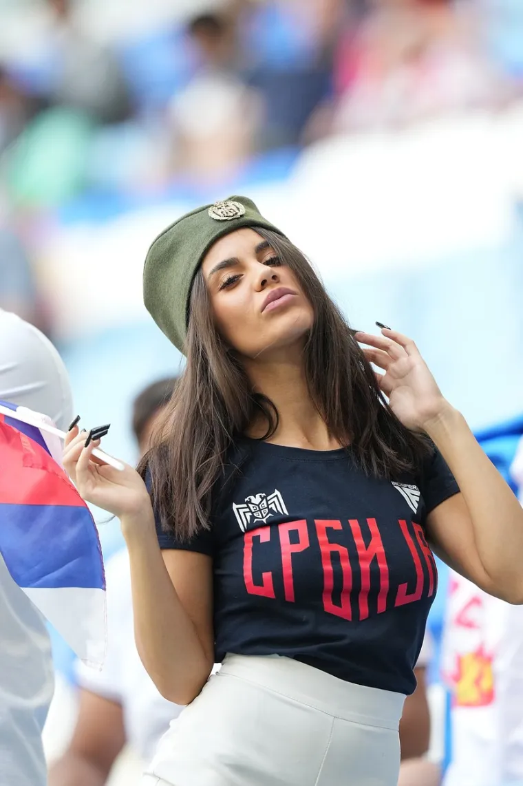 Srpski mediji u transu zbog nepoznate crnke: 'Ona je najljep&scaron;a navijačica na Mundijalu i nova Larissa Riquelme. Nosila je čak i &scaron;ajkaču'