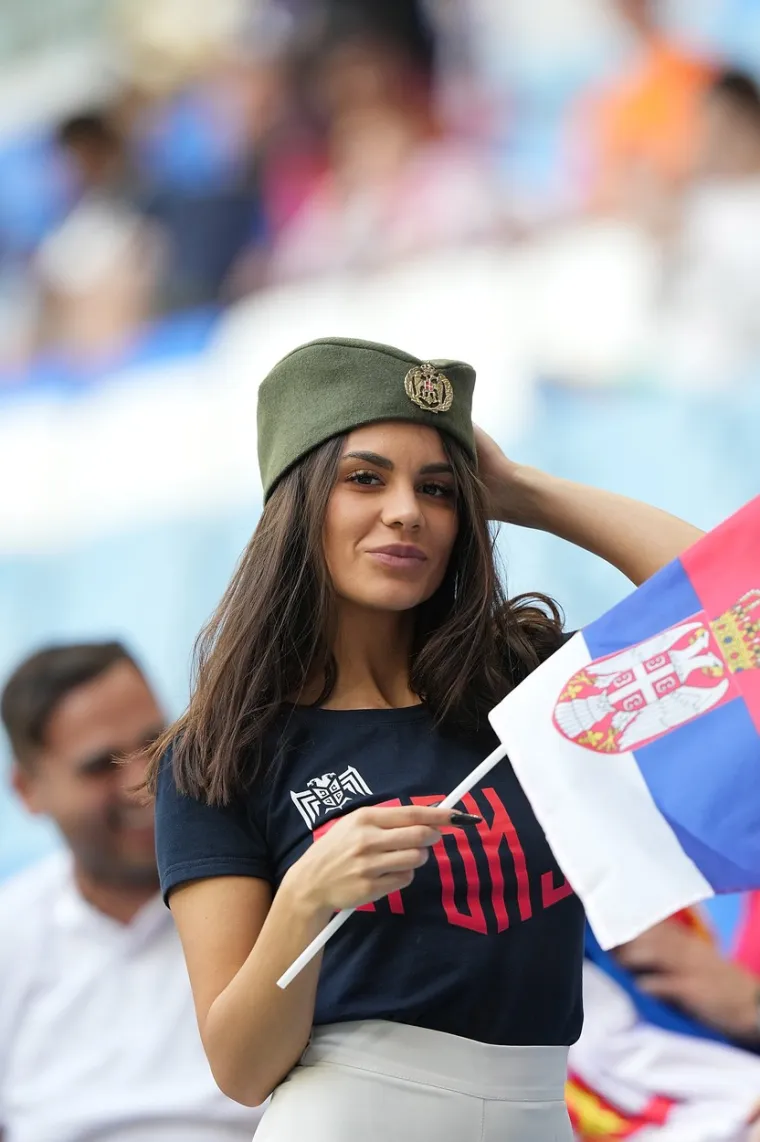 Srpski mediji u transu zbog nepoznate crnke: 'Ona je najljep&scaron;a navijačica na Mundijalu i nova Larissa Riquelme. Nosila je čak i &scaron;ajkaču'