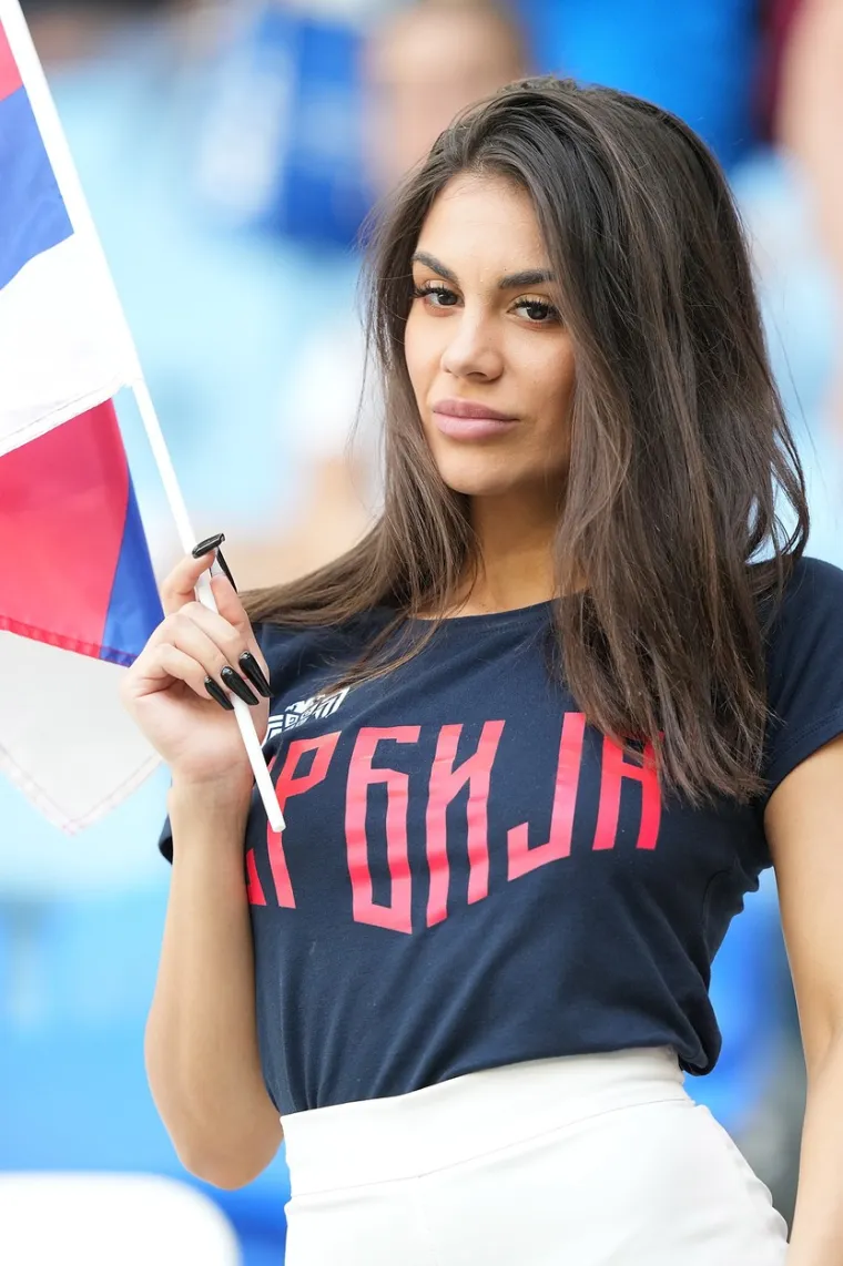 Srpski mediji u transu zbog nepoznate crnke: 'Ona je najljep&scaron;a navijačica na Mundijalu i nova Larissa Riquelme. Nosila je čak i &scaron;ajkaču'