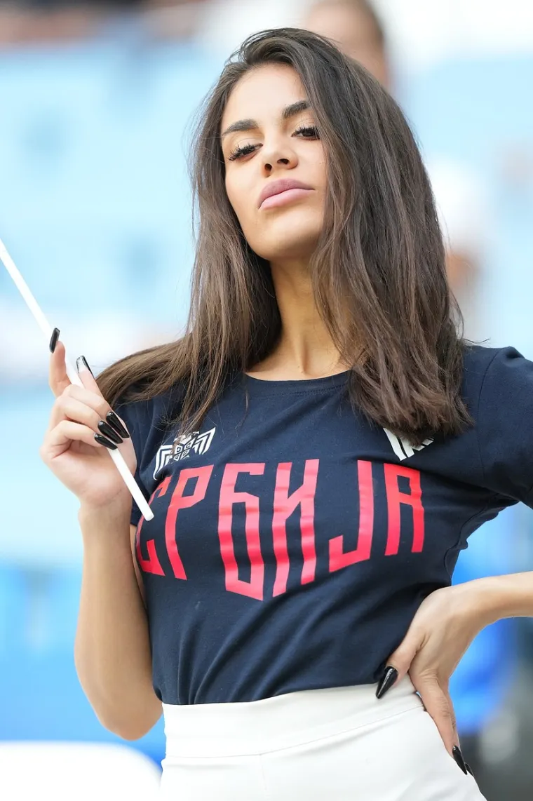 Srpski mediji u transu zbog nepoznate crnke: 'Ona je najljep&scaron;a navijačica na Mundijalu i nova Larissa Riquelme. Nosila je čak i &scaron;ajkaču'