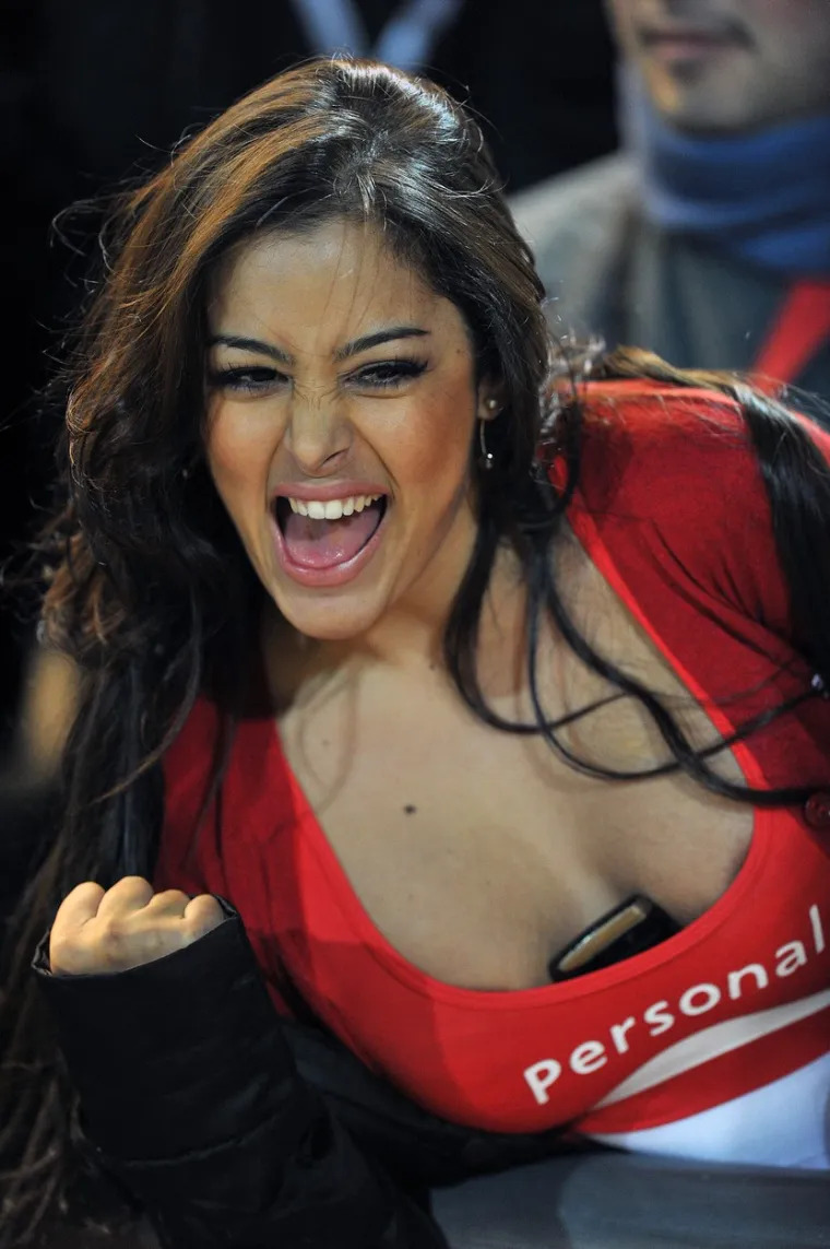 Najpoznatija navijačica nije htjela gledati kako joj atraktivna Srpkinja sa &scaron;ajkačom uzima slavu, pa je sve raspametila: 'Mi slavimo pobjedu'