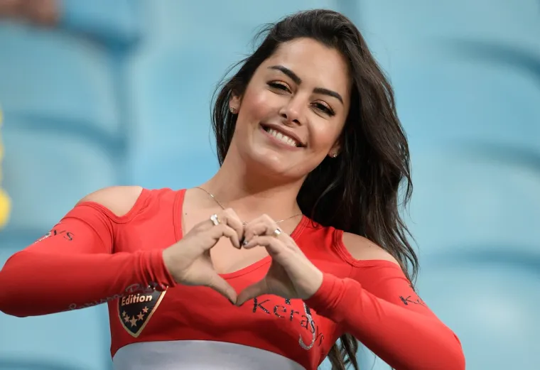 Najpoznatija navijačica nije htjela gledati kako joj atraktivna Srpkinja sa &scaron;ajkačom uzima slavu, pa je sve raspametila: 'Mi slavimo pobjedu'