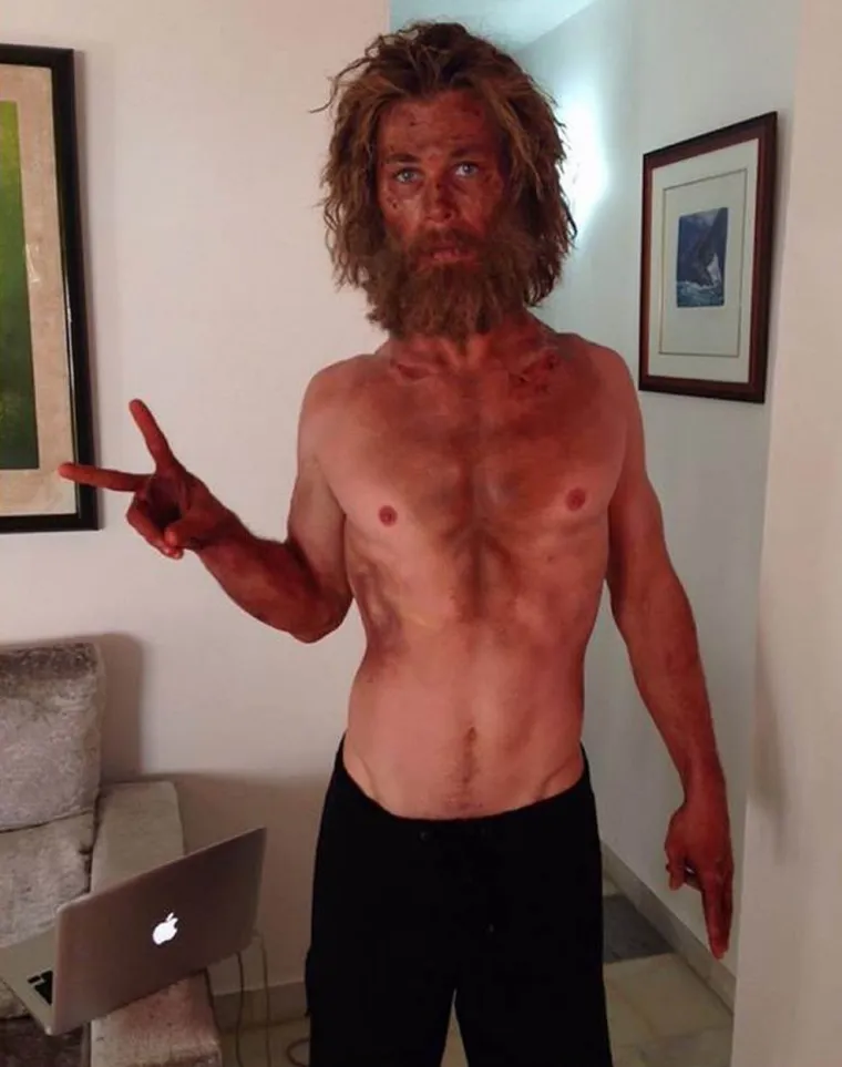 Chris Hemsworth za ulogu izgubljenog mornara usred oceana, bez hrane i vode, došao je na 83 kilograma. Naime, ovaj holivudski glumac je visok 190 centimetara, što znači da je pao čak 10 kilograma ispod svoje savršene težine. Međutim, to nije sve...