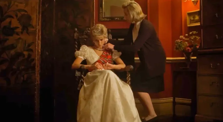 Netflix je od tada promovirao "Krunu" kao "izmi&scaron;ljenu dramatizaciju" i uključio je izjavu o odricanju odgovornosti u kojoj stoji da je serija "Inspirirana stvarnim događajima".