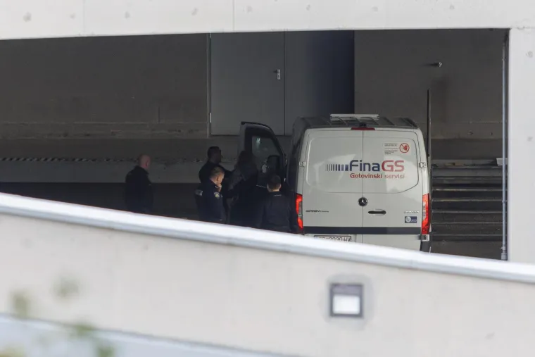 Opljačkan kombi FINA-e u garaži u Rijeci, policija traga za razbojnicima!