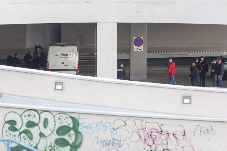 Opljačkan kombi FINA-e u garaži u Rijeci, policija traga za razbojnicima!