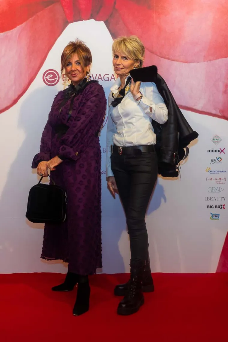 Ester Gallo s prijateljicom